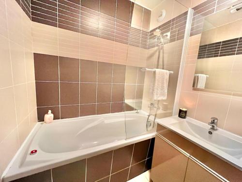 a bathroom with a bath tub and a sink at D36 2ème étage La Ferme de Deauville 1 ch. SOZEN C in Saint-Arnoult