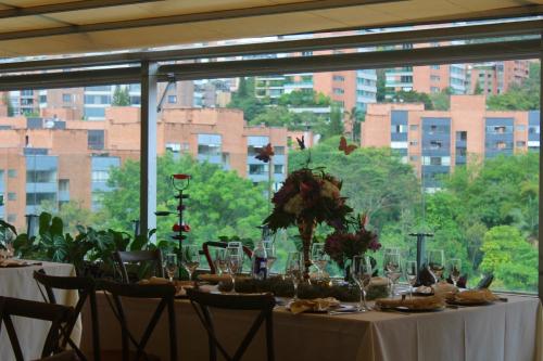 uma mesa comprida com vista para a cidade em Diez Hotel Categoría Colombia em Medellín