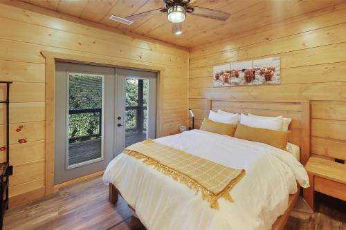 1 dormitorio con 1 cama y ventilador de techo en Big Bear Shack - Handicap Accessible & Dog Friendly, en Gatlinburg