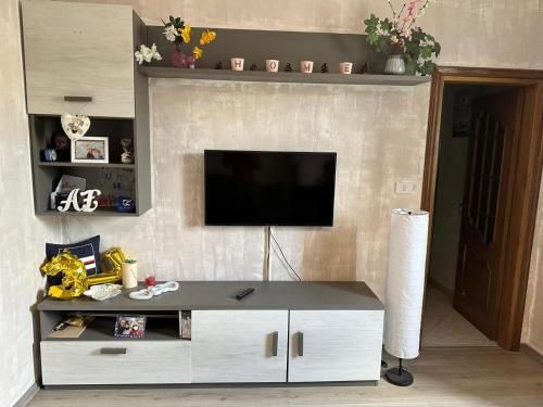 alchiccodoro في جينوا: غرفة معيشة فيها تلفزيون على جدار
