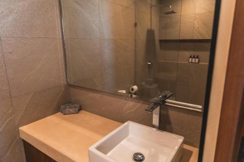 Koupelna v ubytování Incredible Ocean View Penthouse with private pool by Baleine Group