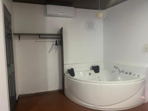 a white bath tub in a white room at Hotel y Restaurante El Páramo in San Rafael Norte