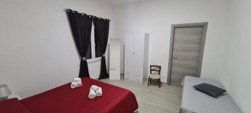ein Schlafzimmer mit einem Bett, einem Sofa und einem Stuhl in der Unterkunft Residence Volpe in Caronia Marina