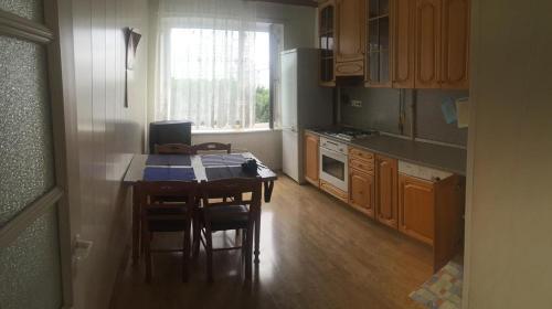 uma pequena cozinha com mesa e cadeiras em Graz Narek house 5 em Altenfelden