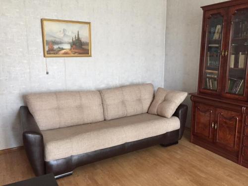 eine Couch in einem Wohnzimmer mit einem Gemälde an der Wand in der Unterkunft Graz Narek house 5 in Altenfelden