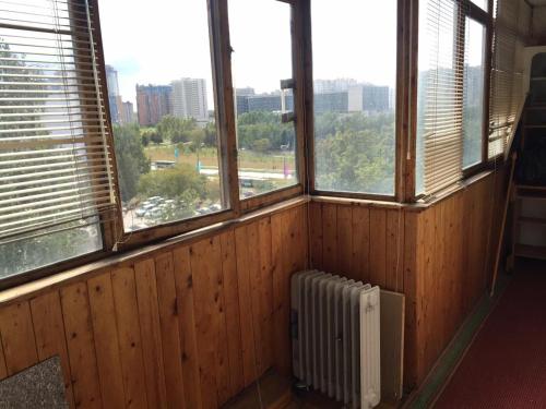 um quarto com paredes de madeira e janelas com um radiador em Graz Narek house 5 em Altenfelden