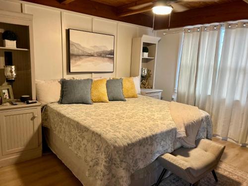 ein Schlafzimmer mit einem Bett und einem Stuhl darin in der Unterkunft Best Life Now Cottage in Crane Hill