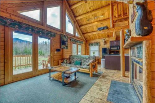een woonkamer met een bank en een tafel bij Mountain View Log Cabin in Carroll