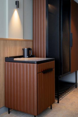 a counter with a bowl on it next to a tv at Novotel Sydney City Centre in Sydney