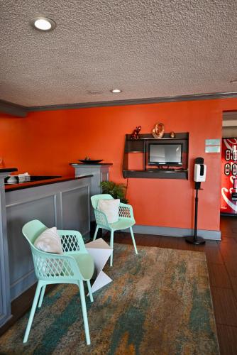 a living room with two chairs and a microwave at Howard Johnson by Wyndham Near Schlitterbahn in New Braunfels