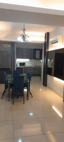 Ruang duduk di K. Riverfront apartment