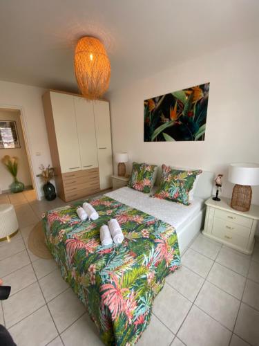 une chambre avec un lit avec deux oreillers dessus dans l'établissement L’Exotique, à Menton