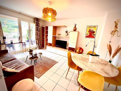 un salon avec une table et un canapé dans l'établissement L’Exotique, à Menton