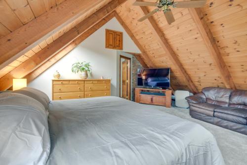 1 dormitorio con 1 cama grande y techo en Milton Hidden Gem with Pool, Hot Tub and Fireplace!, en Milton