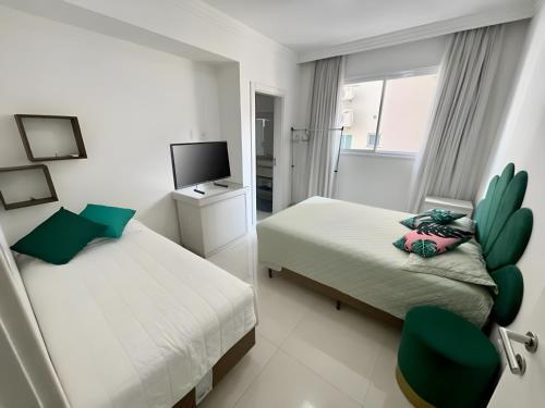 Кровать или кровати в номере Meia Praia Apartamento Perfeito