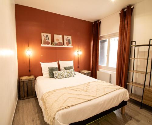 une chambre avec un grand lit dans une pièce dans l'établissement Nîmes Centre - A 5 minutes des Arènes, à Nîmes