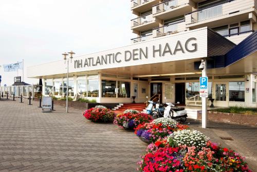 un negozio con fiori di fronte a un edificio di NH Atlantic Den Haag a L'Aia