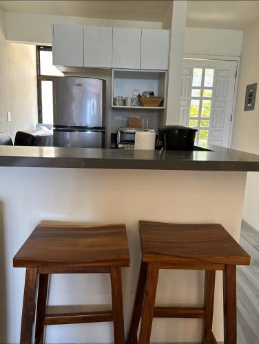 Η κουζίνα ή μικρή κουζίνα στο Oceanfront Condo at Unique Location