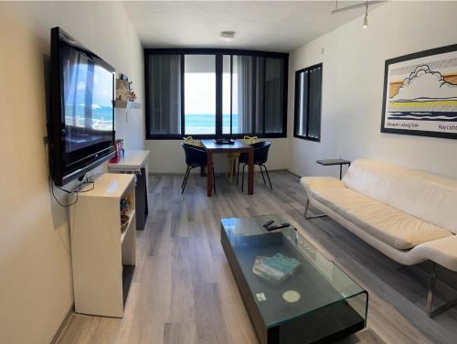 Ένα ή περισσότερα κρεβάτια σε δωμάτιο στο Oceanfront Condo at Unique Location