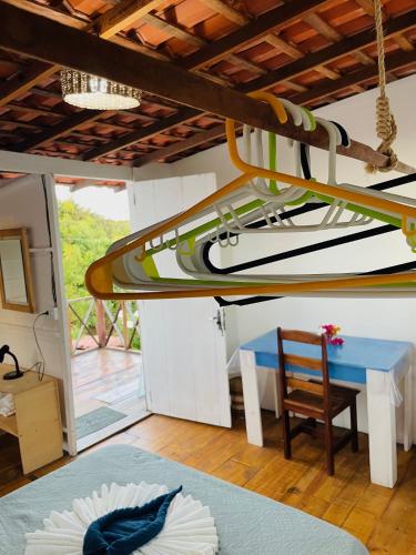 阿欽斯的住宿－Quartinho Branco，一间设有蓝色桌子和梯子的房间