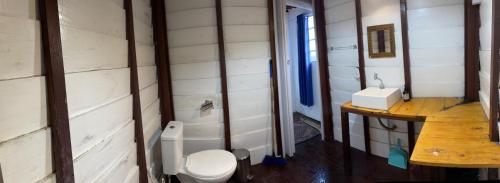 a bathroom with a toilet and a sink at Quartinho Branco in Atins