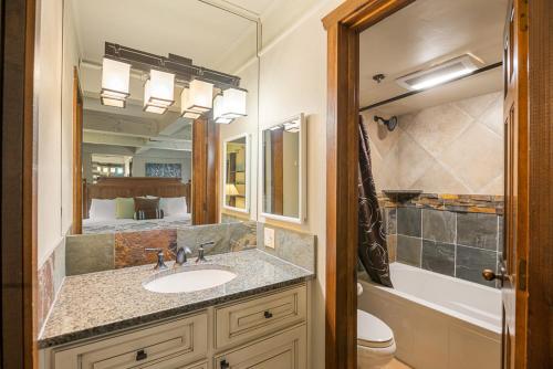 Bilik mandi di Enclave 101, Snowmass Ski-In Ski-Out Condo with Shared Pool & Hot Tub