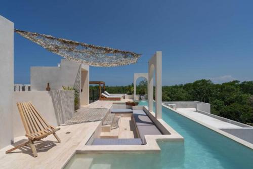 Private pool.Near Beach/town. Amazing rooftop pool
