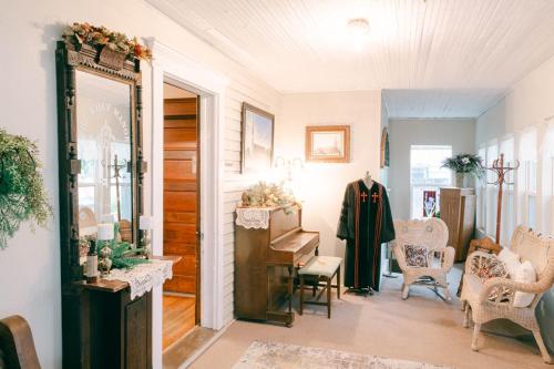 una habitación con una puerta y un piano en ella en The Wolf Manor en Ellinwood