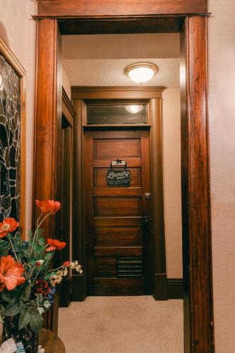 Gambar di galeri bagi The Wolf Manor di Ellinwood