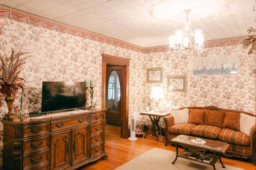 Ellinwood的住宿－The Wolf Manor，带沙发和电视的客厅
