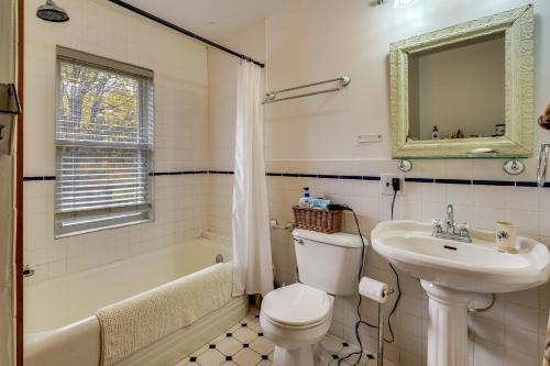uma casa de banho com um lavatório, um WC e uma banheira em Cozy Cabin in West Chazy with Lake Champlain View! 