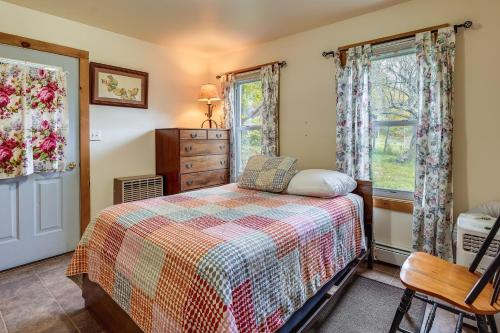 um quarto com uma cama e duas janelas em Cozy Cabin in West Chazy with Lake Champlain View! 