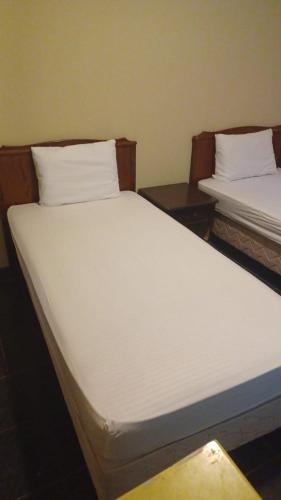 En eller flere senge i et værelse på كريستال الشرقية