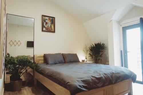 1 dormitorio con 1 cama grande en una habitación en PoWill Home, en Da Lat