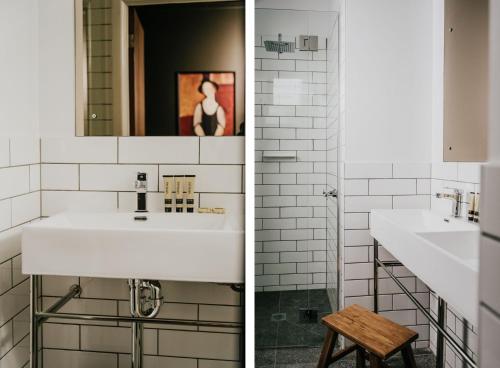 ein Badezimmer mit zwei Waschbecken und einem Holzhocker in der Unterkunft The Amalfi Minimalist Room 506 in Hepburn Springs
