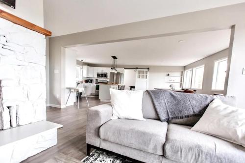 sala de estar con sofá y cocina en STUNNING HOME WITH AMAZING VIEWS NEAR THE CITY, en Victoria