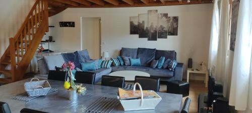 a living room with a blue couch and a table at Ha-Py Family in Campan