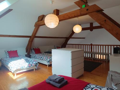 a attic room with two beds and two lamps at Ha-Py Family in Campan