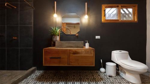 Un baño de the SPACE Jungle Oasis