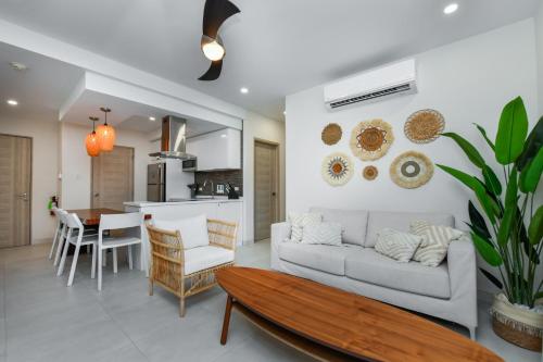 een woonkamer met een bank en een tafel bij Aracari 1 in Palm-Eagle Beach