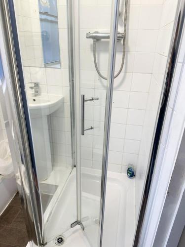 ein Bad mit einer Dusche, einem WC und einem Waschbecken in der Unterkunft 264 rooms in London