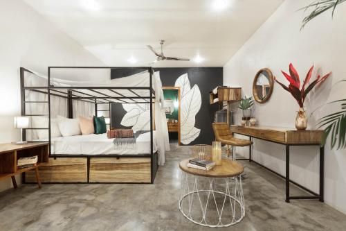 Una cama o camas en una habitación de the SPACE Jungle Oasis