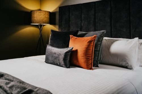 Un dormitorio con una cama con almohadas. en The Amalfi Minimalist Room 607 en Hepburn Springs