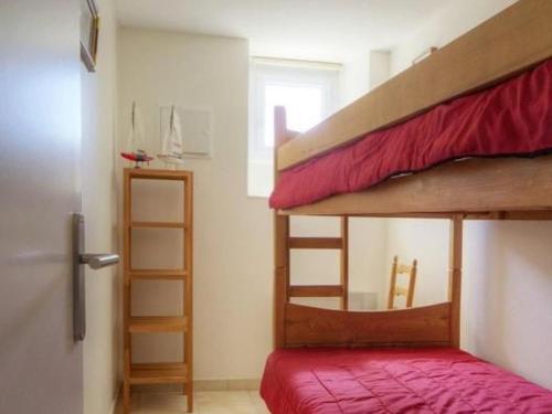 1 Schlafzimmer mit 2 Etagenbetten und einem Fenster in der Unterkunft Gîte Saint-Michel-Chef-Chef, 3 pièces, 4 personnes - FR-1-306-819 in Saint-Michel-Chef-Chef