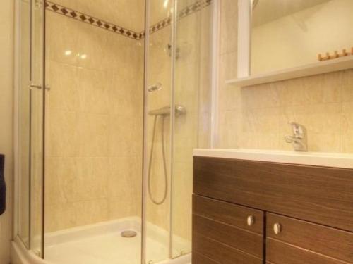 ein Bad mit einer Dusche und einem Waschbecken in der Unterkunft Gîte Saint-Michel-Chef-Chef, 3 pièces, 4 personnes - FR-1-306-819 in Saint-Michel-Chef-Chef