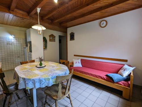 une pièce avec une table et un lit et une table et des chaises dans l'établissement Maison de Montagne à La Bresse, 2 Chambres, Confort et Activités, Garage, Wifi Inclus - FR-1-589-152, à La Bresse
