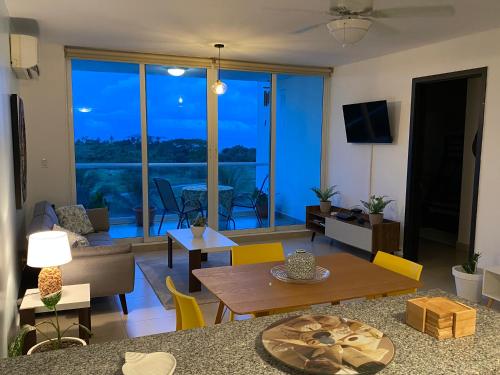 Una televisión o centro de entretenimiento en PlayaBlanca Ocean Blue "Vista al Mar"