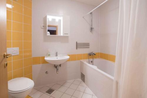 een badkamer met een toilet, een wastafel en een bad bij Apartments in Umag - Istrien 26717 in Umag