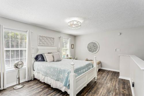 een slaapkamer met een wit bed en een raam bij 3224 Birdseye Circle in Gulf Breeze