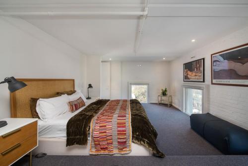 una camera con letto e scrivania di Cork Factory Richmond a Melbourne